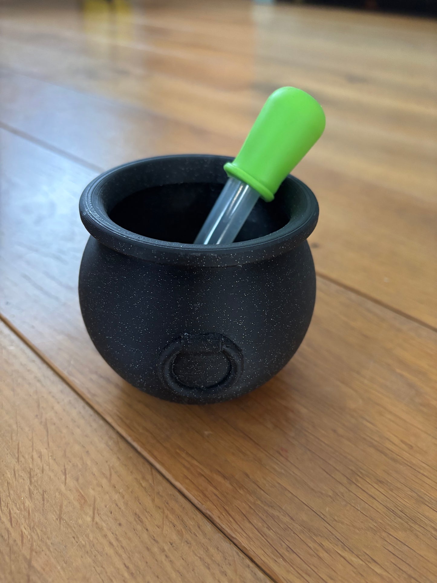 Hexenkessel mit Pipette für sensorisches Spiel